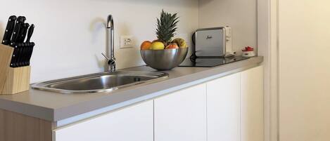 Frigorifero, microonde, piano cottura, macchina per tè/caffè