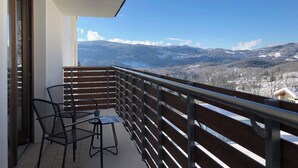 A balcony with a view of snow-covered mountains. - Apartment 2+2 with panoramic terrace (201) (LAVARONE)