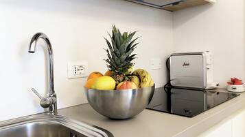 Réfrigérateur, four à micro-ondes, surface de cuisson, cafetière-théière