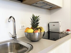 Geladeira, micro-ondas, cooktop, cafeteira/chaleira