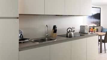 Kühlschrank, Mikrowelle, Herdplatte, Wasserkocher mit Kaffee-/Teezubehör