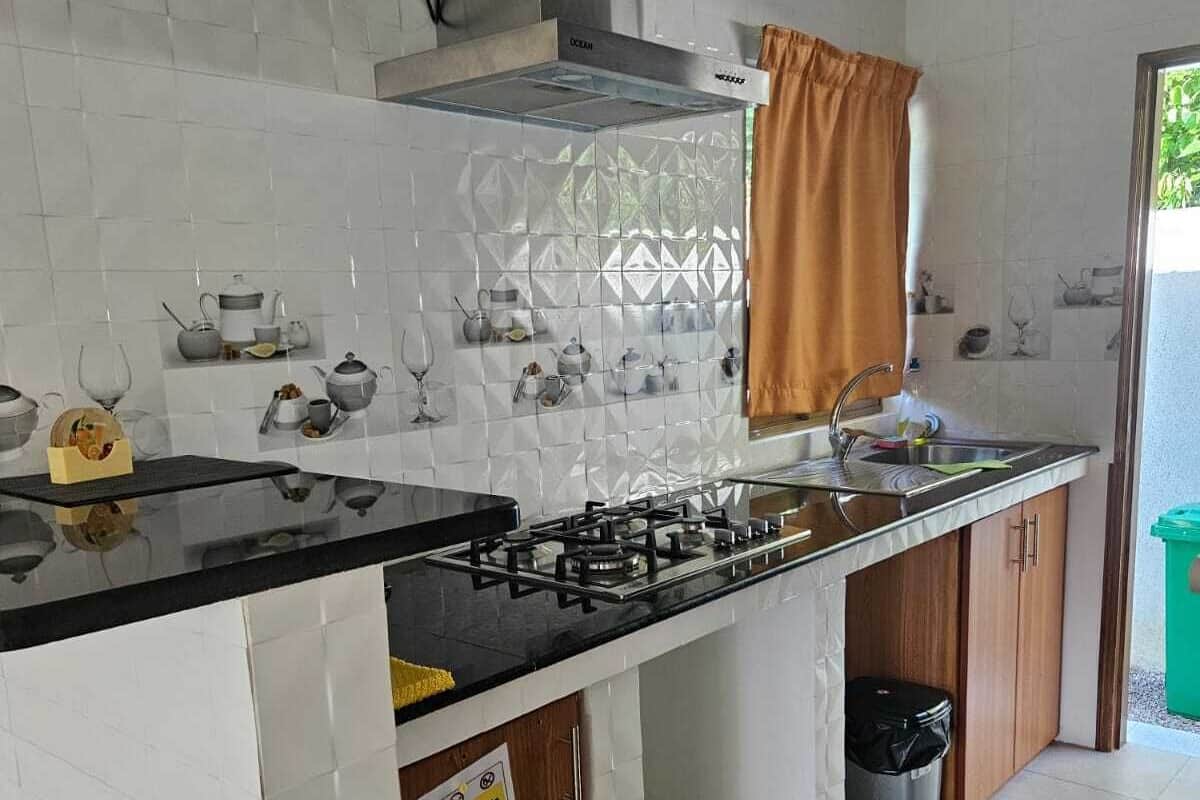 Klassieke studio suite, balkon, uitzicht op tuin | Privékeuken | Een koelkast, een magnetron, een kookplaat, kookgerei, borden en bestek