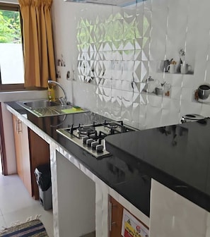 Geladeira, micro-ondas, cooktop, talheres/pratos/utensílios de cozinha