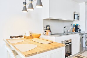 Fridge, microwave, dishwasher, coffee/tea maker