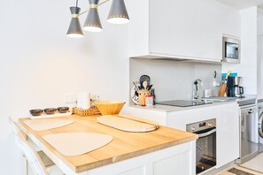 Fridge, microwave, dishwasher, coffee/tea maker