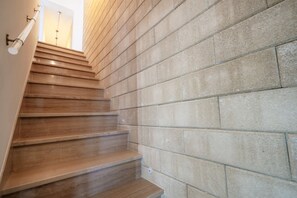 Eine Treppe mit Holzboden und einer Steinwand.