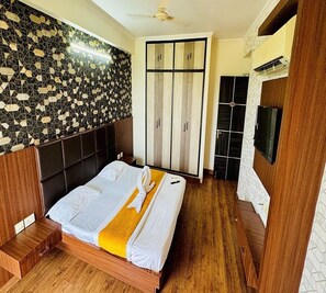 Super Deluxe Room With Balcony | In-room safe, desk, soundproofing, free WiFi - Hotel Raj Villa (Jodhpur)