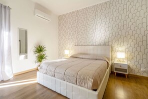2 bedrooms, iron/ironing board, travel crib