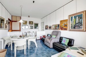 家庭公寓, 2 間臥室, 2 間浴室 (Owl House) | 起居區 | 21-吋平面電視,提供有線頻道