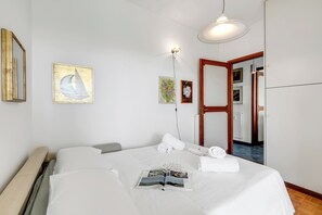 Familienapartment, Mehrere Schlafzimmer, 2 Bäder (Owl House) | 2 Schlafzimmer, Bügeleisen/Bügelbrett, Bettwäsche