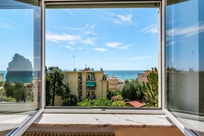 A view from a window with a clear sky and a distant view of the sea. - Owl House, Sea-view Terrace Apt in Sanremo (Sanremo)