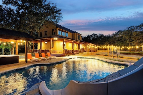 Pool •  Sim • Pickleball • Mini Golf • Sleeps 22