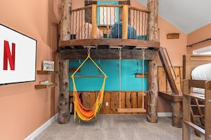 8 Schlafzimmer, Schreibtisch, Bügeleisen/Bügelbrett, Reisekinderbett
