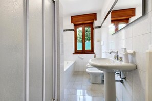 Een douche, handdoeken