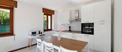 Køleskab, mikrobølgeovn, ovn, kogeplade