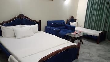 Triple Room | Desk, free WiFi