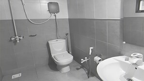 Un bagno moderno con un WC, un bidet e un lavandino grande.
