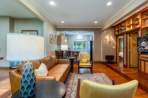 Smart TV, libros y estéreo 