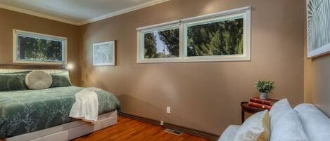 3 bedrooms, desk, iron/ironing board, free WiFi