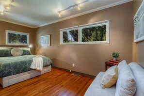 3 bedrooms, desk, iron/ironing board, free WiFi