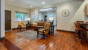 A spacious living room with hardwood flooring, a sofa set, a coffee table, and a rug. - Rosé  All Day Hideaway (Walla Walla)