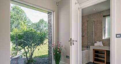 Spacious Kenmare Home to Sleep 8 Free use of Pool Onsite