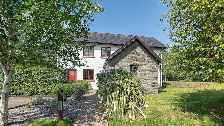 Spacious Kenmare Home to Sleep 8 Free use of Pool Onsite