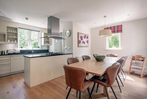 4 bedrooms - Spacious Kenmare Home to Sleep 8 Free use of Pool Onsite (Kenmare)