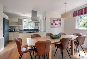4 bedrooms - Spacious Kenmare Home to Sleep 8 Free use of Pool Onsite (Kenmare)
