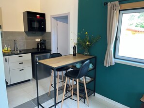 Kühlschrank, Mikrowelle, Herdplatte, Wasserkocher mit Kaffee-/Teezubehör