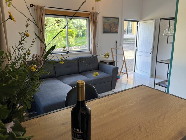 Living area - Fully furnished cozy studio in nature 20 minutes from the beach. (Leiria)