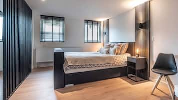 1 chambre, bureau, fer et planche à repasser, lit parapluie