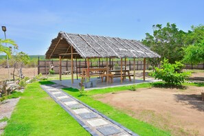 Outdoor dining - Tranquil 3-bedroom villa in elewankuluma Puttalam , near wilpattu safari park (puttalam)