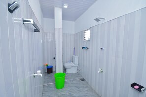 تجهيزات دش، مراحيض شطف، مناشف، صابون