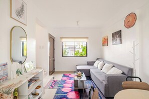 Books - Charming Iloilo City House With Garden View (Iloilo)