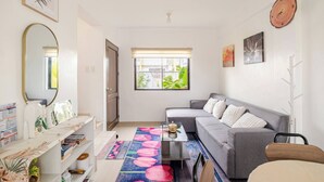 Books - Charming Iloilo City House With Garden View (Iloilo)