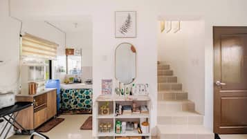 House, 3 Bedrooms, Balcony, Garden View | Living room | Books