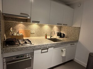 Kühlschrank, Mikrowelle, Ofen, Herdplatte