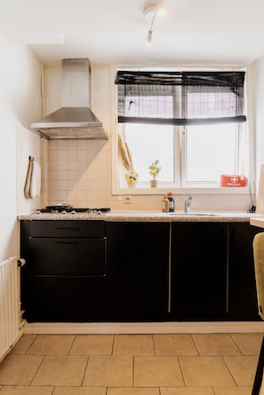Kylskåp, spishäll, kaffe- och tebryggare och brödrost