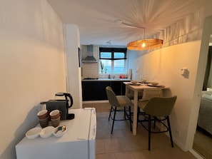 Kylskåp, spishäll, kaffe- och tebryggare och brödrost