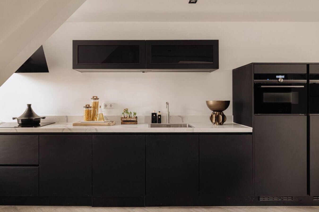 Frigorífico, microondas, horno y placa de cocina