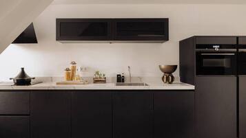 Frigorífico, microondas, horno y placa de cocina