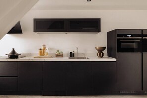 Frigorífico, microondas, horno y placa de cocina