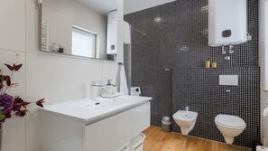Suihku, hiustenkuivaaja, pyyhkeet