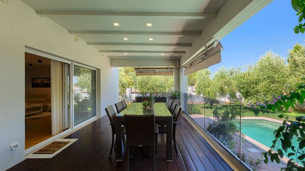 Outdoor dining