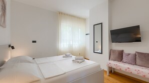 3 makuuhuonetta, silitysrauta/-lauta, ilmainen Wi-Fi, vuodevaatteet