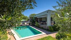 A modern house with a swimming pool, outdoor furniture, and lush greenery. - Villa Dila by Villas Guide (Medulin)