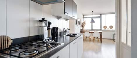 Réfrigérateur, un four, surface de cuisson, lave-vaisselle