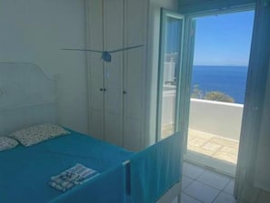 3 bedrooms, in-room safe, iron/ironing board, free WiFi