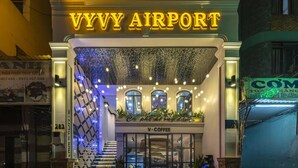 The entrance to VYVY AIRPORT with a coffee shop named V-Coffee. - Dancentre Airport Stays - Vyvy Hotel (Ho Chi Minh City)